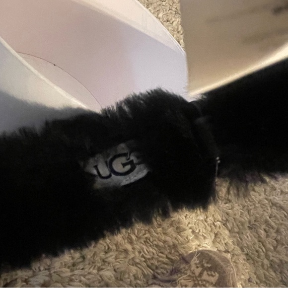 NWT UGG Australia Classic Logo Shearling Earmuffs Black NEW With Box - Picture 3 of 9